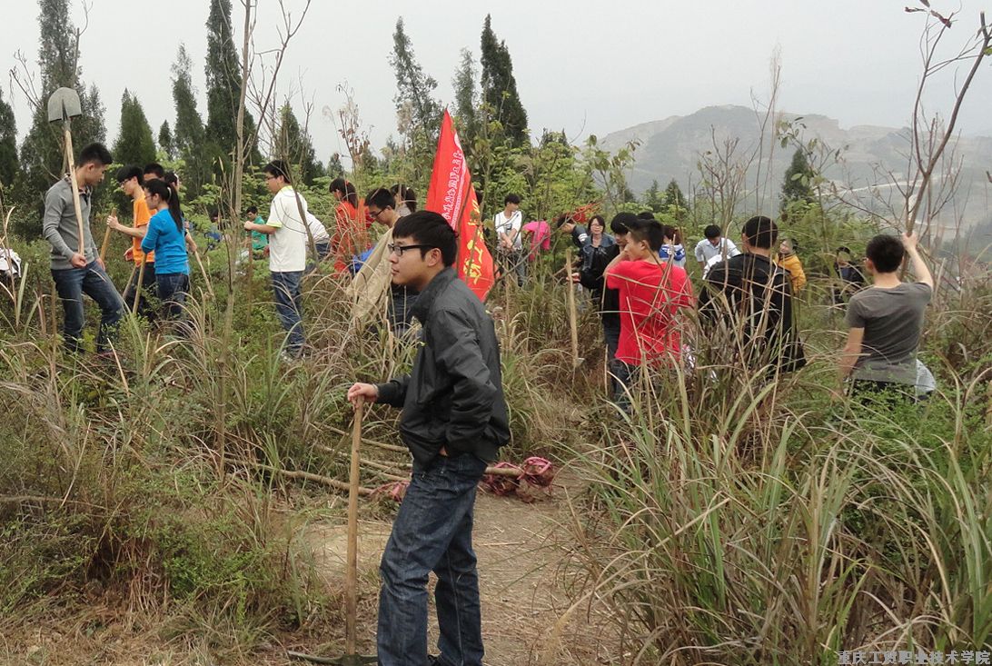 弘扬生态文明 共建绿色校园——我院学生积极参加2013年春季义务植树活动
